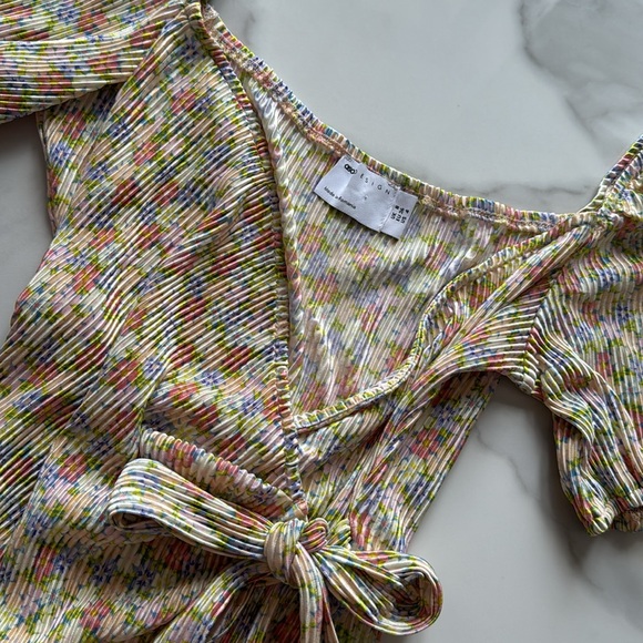 ASOS DESIGN plisse wrap midi dress with side tie in ditsy floral. Size 4 - Picture 4 of 8